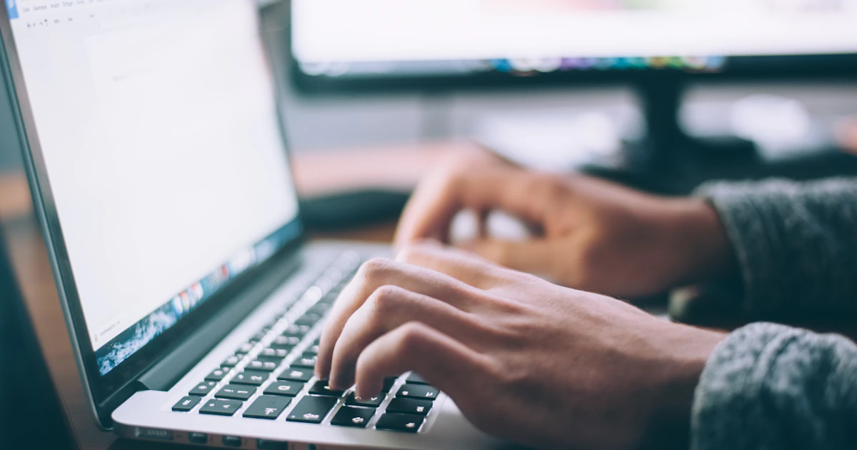 Osoba radi na laptopu — profesionalni web sajt za biznis